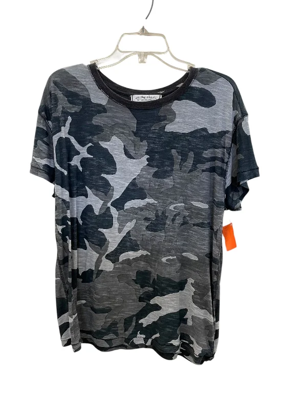 Top Short Sleeve By We The Free In Camouflage Print, Size: S